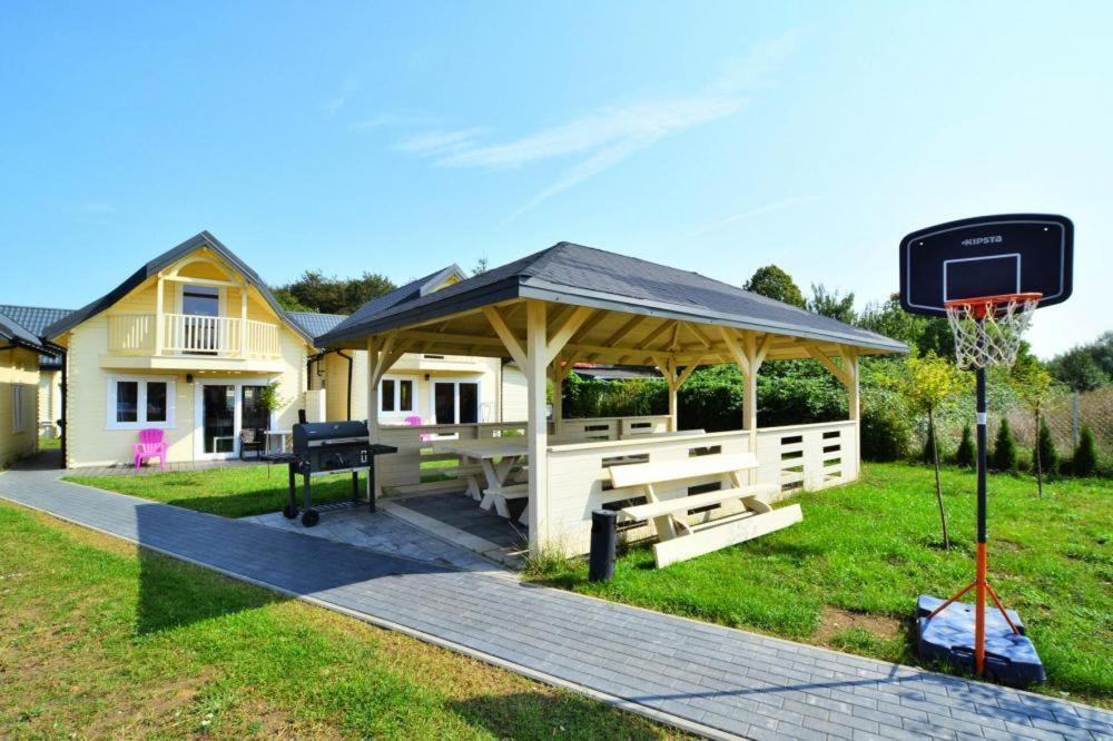 Holiday Resort, 尤斯托尼莫斯基 外观 照片