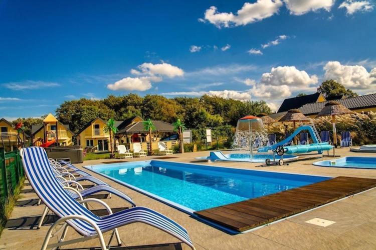 Holiday Resort, 尤斯托尼莫斯基 外观 照片