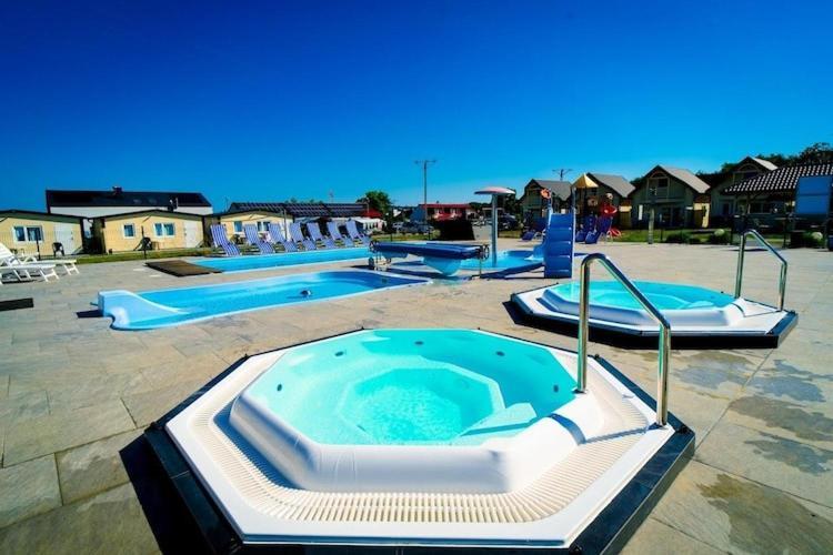 Holiday Resort, 尤斯托尼莫斯基 外观 照片
