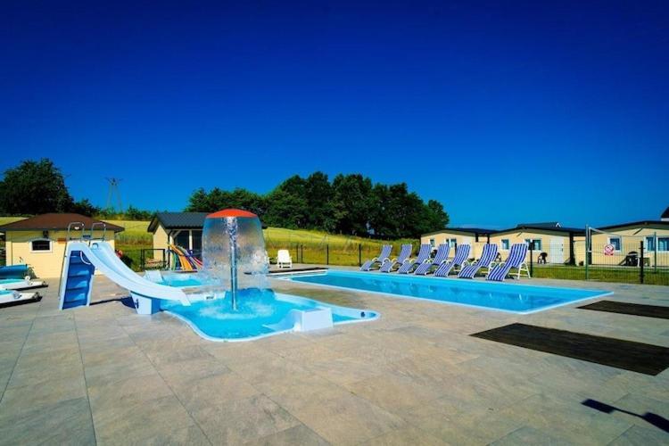 Holiday Resort, 尤斯托尼莫斯基 外观 照片